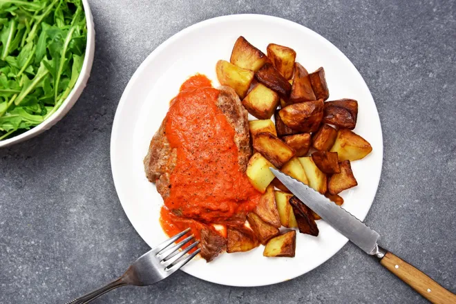 Steak de bœuf au coulis de poivron rouge