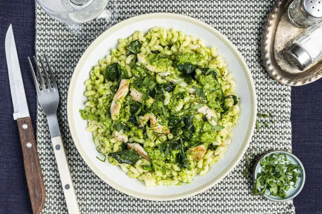 Coquillettes à l'escalope de dinde et pesto de pistaches