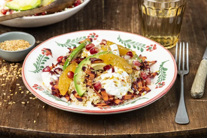 Salade de grenade, orange et avocat à la burrata