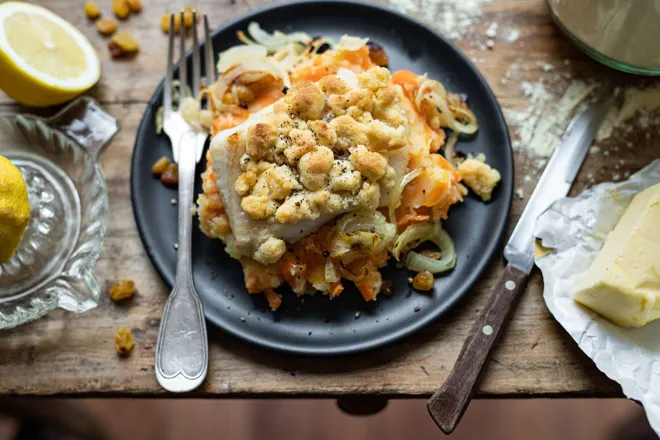 Crumble de dorade à l'oignon et raisins sultana