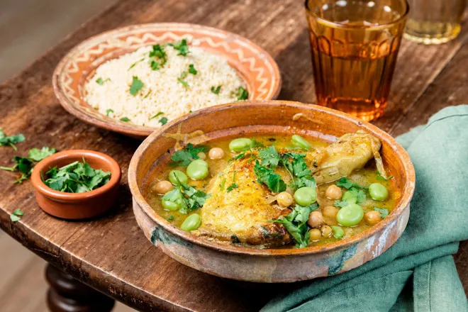 Tajine de poulet aux fèves et coriandre
