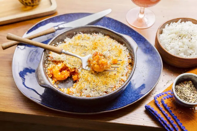 Cassolette de crevettes à la tomate, chapelure panko au parmesan et aneth