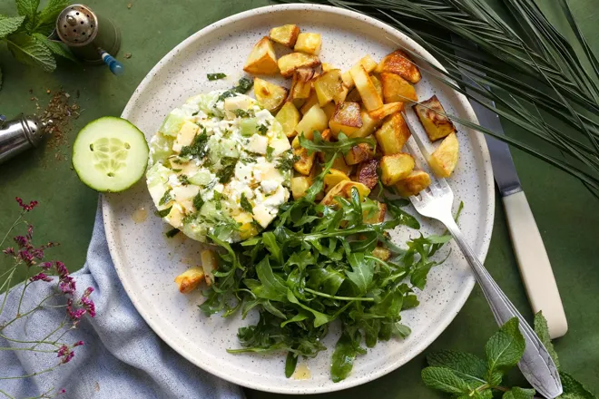 Tartare de concombre et pomme à la menthe, épices chimichurri et pommes de terre rôties