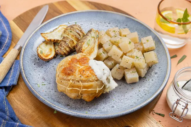 Paupiette de dinde, hasselback de topinambours et sauce blanche à l'estragon