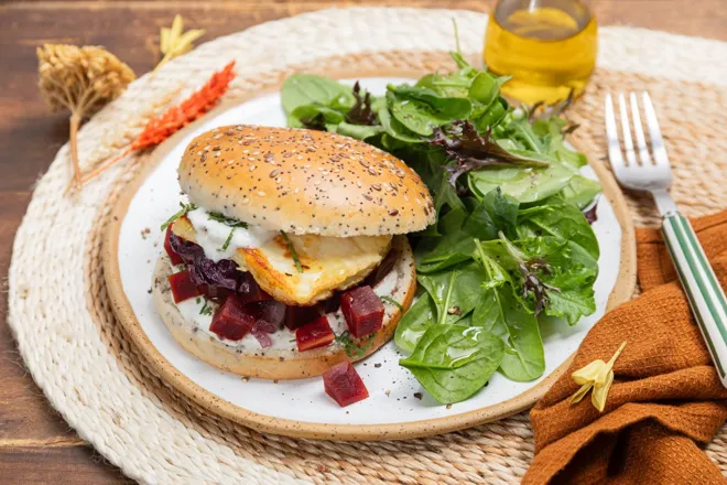 Burger de halloumi grillé, betterave et confit d'oignon