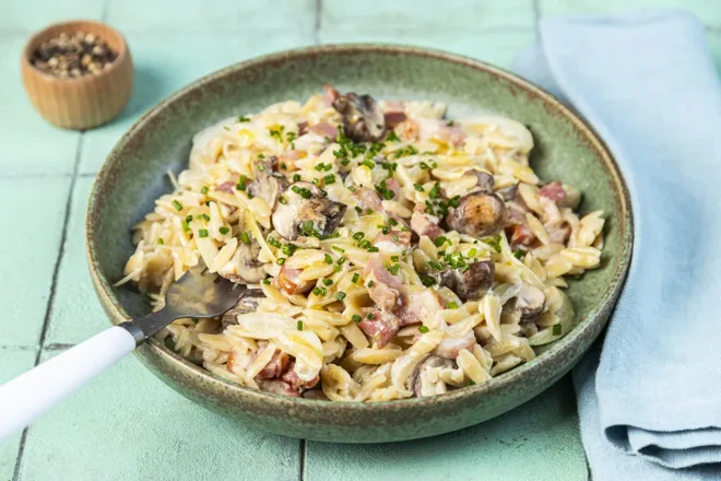 Orzo aux lardons, champignons bruns et ciboulette