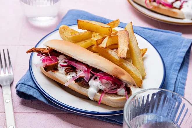 Hot-dog d'effiloché végétal goût barbecue et sauce blanche