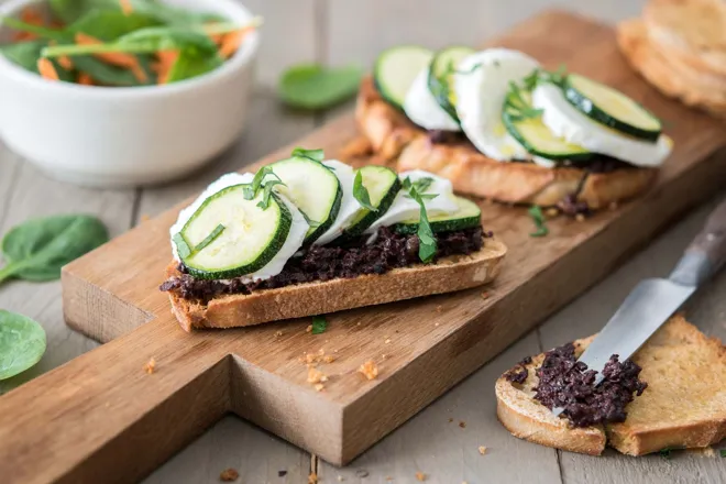 Bruschette à la tapenade d'olives de Kalamata