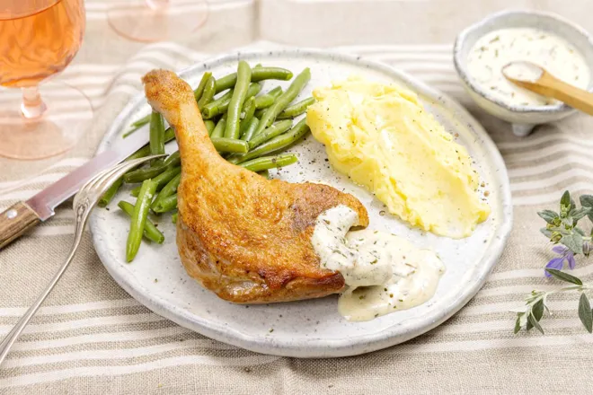 Cuisse de canard crémeuse au vin blanc et à l'estragon, haricots verts à l'ail