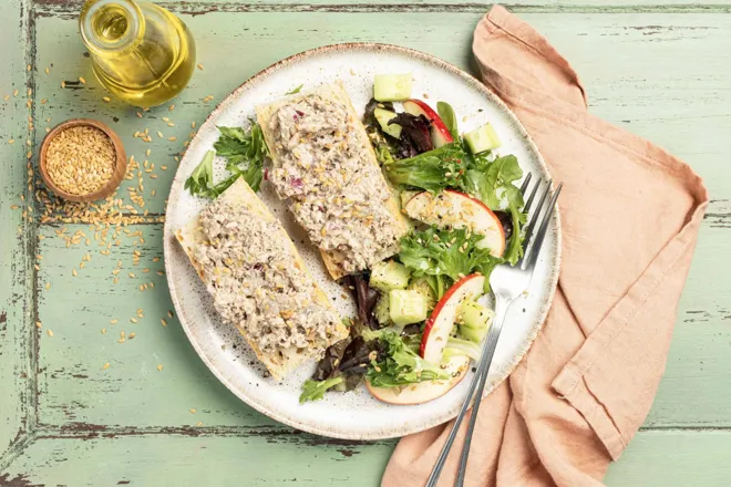 Tartines de rillettes d'anchois et salade composée