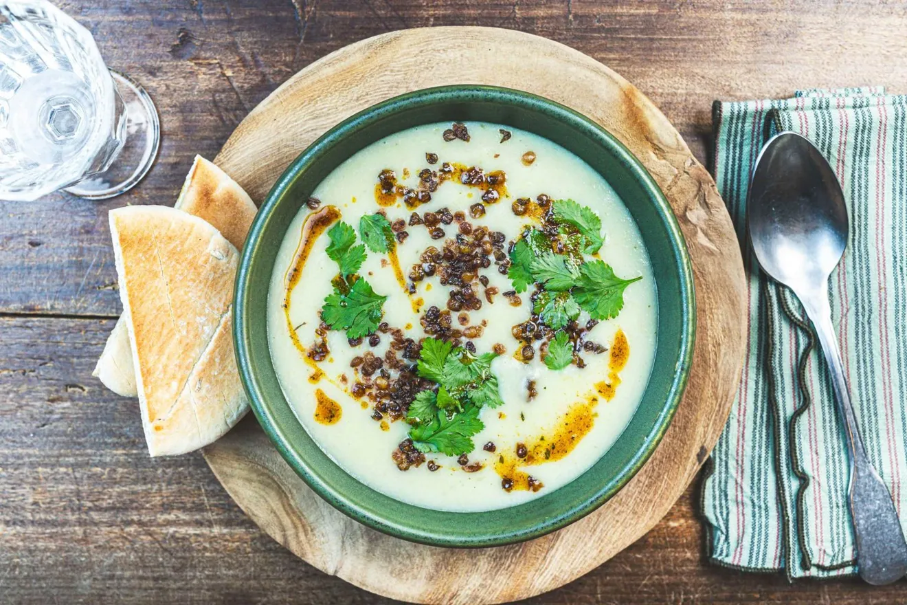 Velouté de topinambours, lentilles grillées et huile au curry