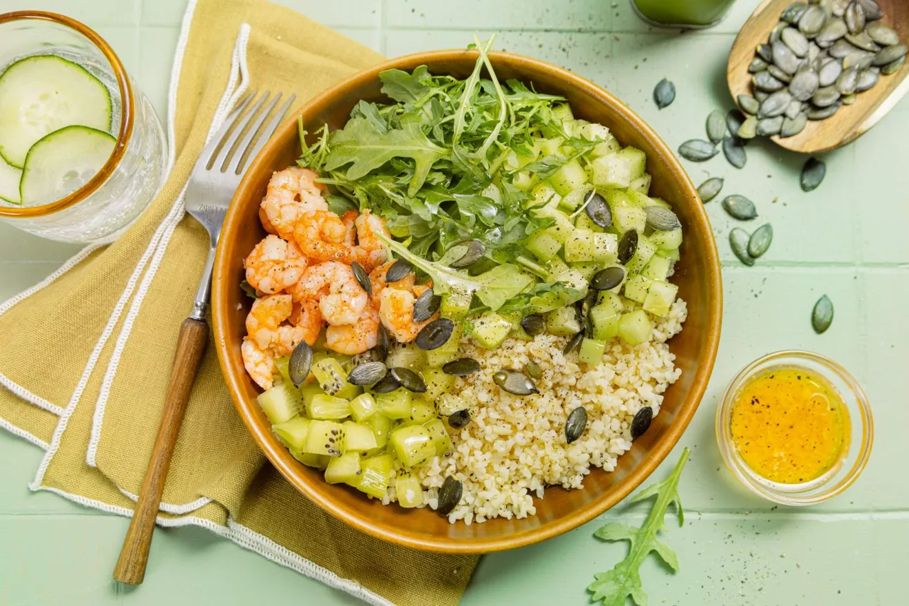Poké de crevettes au gingembre & kiwi, vinaigrette acidulée