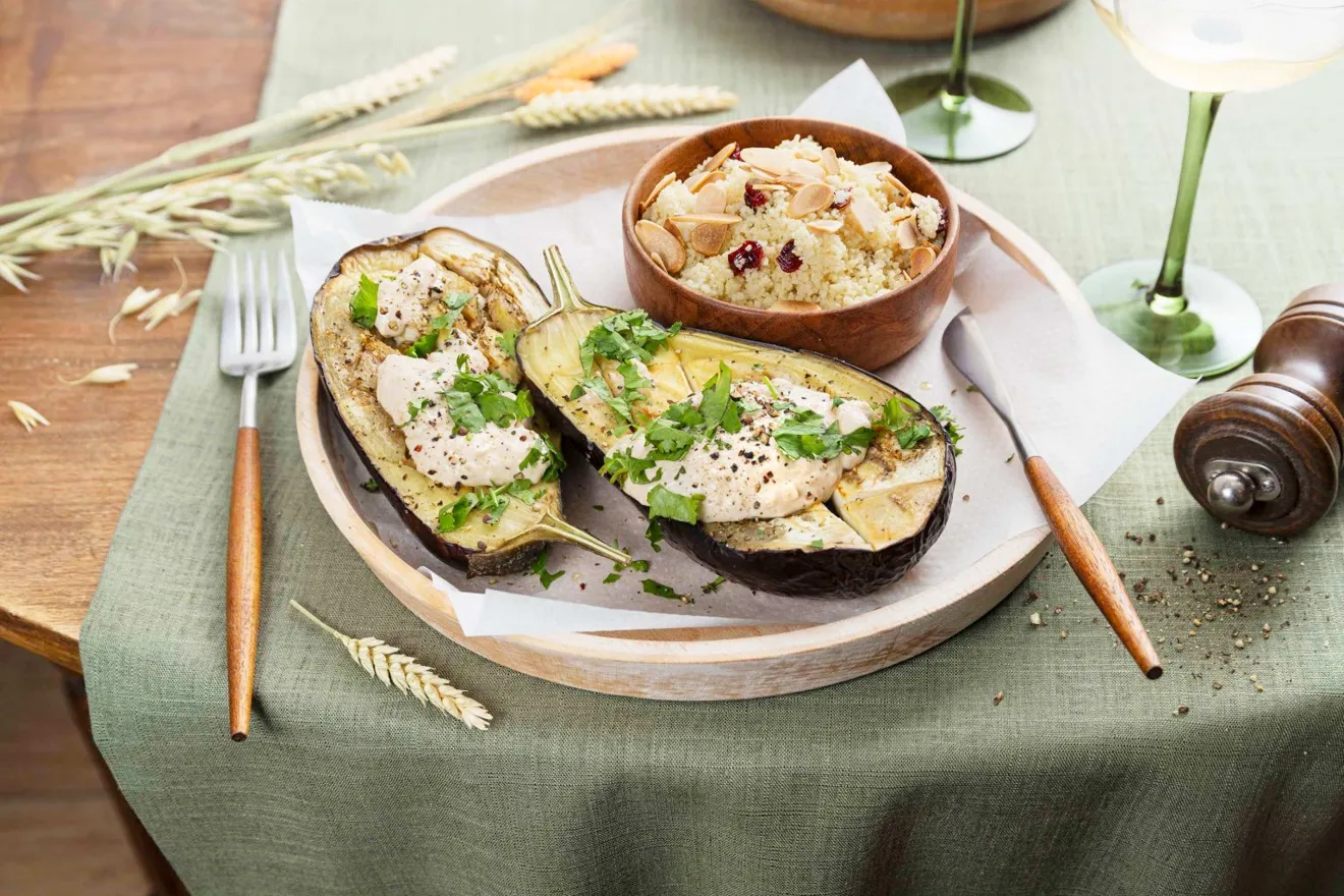 Aubergine rôtie à la sauce sésame et raisins secs