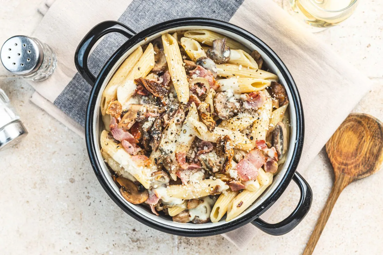 One pot penne bolets, poitrine fumée et parmesan