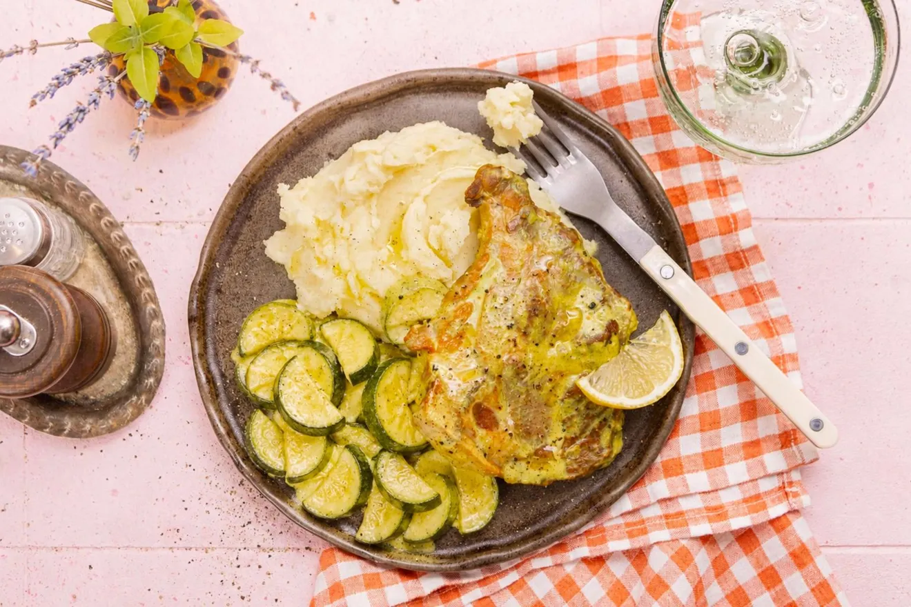 Côte de porc, crème citronnée au curry & courgette
