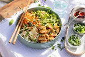 Bo bun de nuggets végé, carotte, menthe et cacahuètes