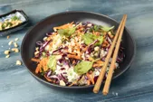 Salade asiatique de chou rouge, coriandre et cacahuètes