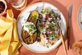 Aubergine rôtie, chèvre frais et salade de quinoa aux raisins secs