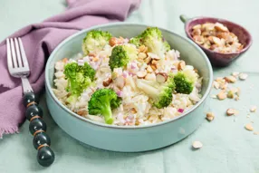 Salade d'orzo à la crème de féta, brocoli et oignon rouge