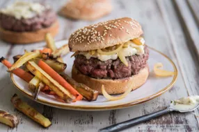 Burger à l'aïoli et frites rustiques