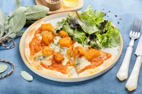 Pizza aux deux courges, sauge et fourme d'Ambert