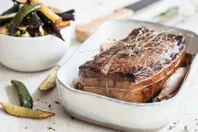 Rôti de boeuf à l'échalote et frites rustiques aux herbes