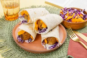 Wrap aux falafels, pickles de carotte et sauce fraîche à la coriandre