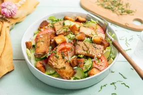 Salade de tofu au vinaigre balsamique, courgette et croûtons