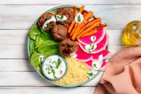 Bowl de carotte et radis pastèque à l'oriental, boulettes de bœuf au cumin