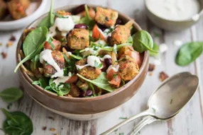 Salade mexicaine aux galettes de céréales et sauce au yaourt