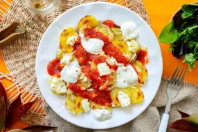 Pommes de terre croustillantes, manouri et sauce tomate à l'origan