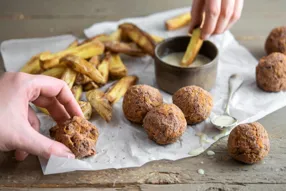 Boulettes veggie à la mexicaine, frites et sauce au yaourt