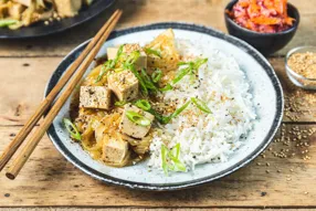 Tofu fumé, sauce soja et condiment japonais au radis bleu