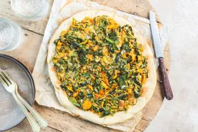 Pizza au chou kale et curry panang (curry épicé à l'arachide)