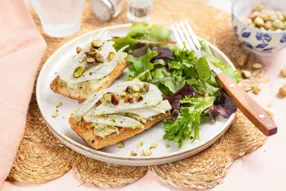 Crostinis de crème de féta à la pistache et fenouil croquant