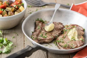 Steaks de boeuf et mayonnaise au curry