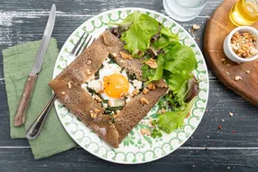 Galette de sarrasin aux blettes, chèvre aux herbes, oeuf et noix