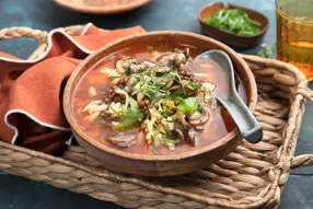 Soupe italienne de lentilles et d'orzo aux champignons