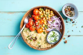 Bowl marocain aux pois chiches, tomates cerises et semoule parfumée