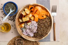 Bowl de lentilles au halloumi grillé et tzatzíki de radis bleu