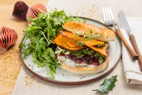 Bagel à l'oignon confit à la figue, chèvre frais aux noix et butternut