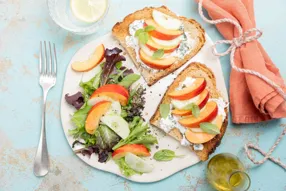 Tartines de crème de burrata au basilic, nectarine et concombre