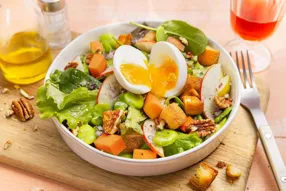 Salade de fèves, mimolette, croûtons à l'ail et noix de pécan