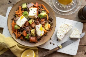 Salade de lentilles à l'avocat et saint Marcellin