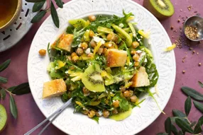 Salade de pois chiches rôtis aux épices grillées, féta AOP et kiwi