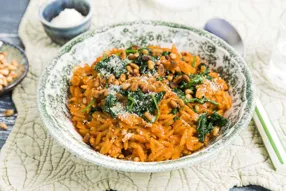 Orzotto tomaté aux épinards, parmesan et pignons de pin