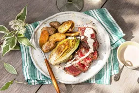 Steak de tende de tranche mariné aux épices grillées et lait de coco, sucrine grillée