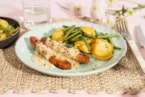 Saucisses de lapin sauce moutarde et vin blanc, poêlée de pommes de terre et haricots verts