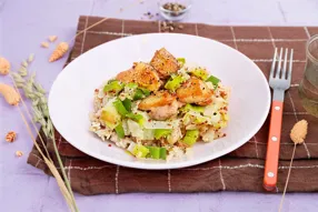 Pilaf de poulet, coco et beurre de cacahuètes, poireau aux pickles de graines de moutarde