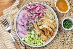 Quinoa bowl fraicheur au poulet citronné, concombre et menthe